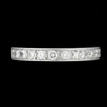 HALVALLIANSRING, 18k vitguld, briljantslipade diamanter, tot ca 0,40 ct.