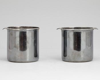 VINKYLARE, ett par, argent haché, försilvrad koppar, sannolikt runt år 1900.