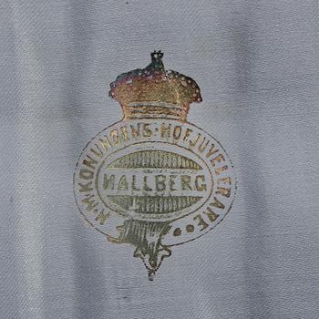 FISKBESTICK, 24 delar nysilver och pärlemor, i schatull, 1900-talets början.