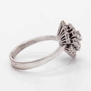 Ring, briljantslipade diamanter, platina.