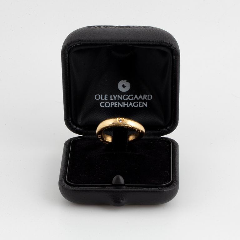 An 18K gold Ole Lynggaard ring set with a round brilliant-cut diamond.