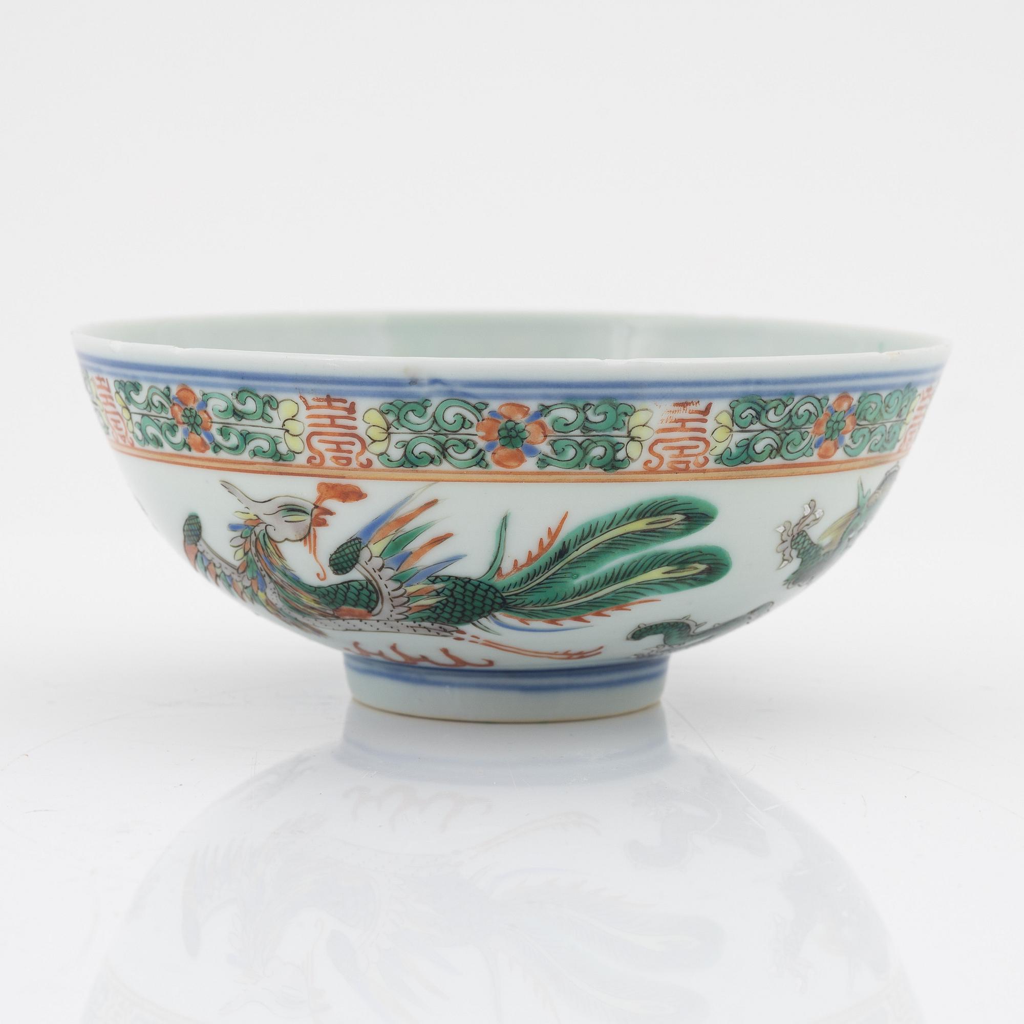 A Chinese porcelain bowl, 20th century.