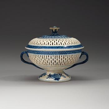 446. A blue and white basket with cover, Qing dynasty Jiaqing (1796-1820).