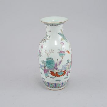 VAS, porslin, Kina, 1900-talets mitt/andra hälft.