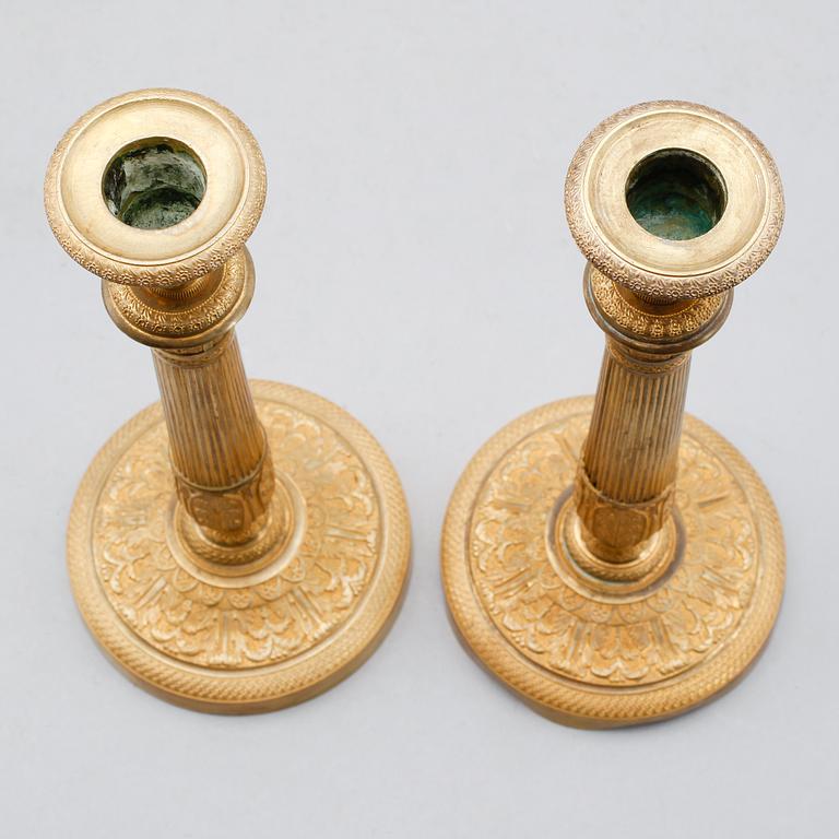 LJUSSTAKAR, 1 par, förgylld brons, empire, 1800-talets första hälft.