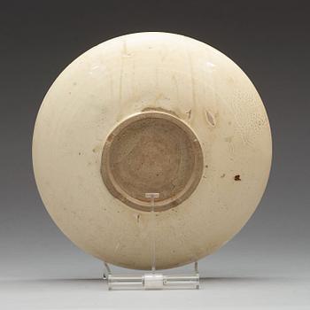 A crem glazed Citzhou dish, Yuan/Ming dynasty (960-1279).