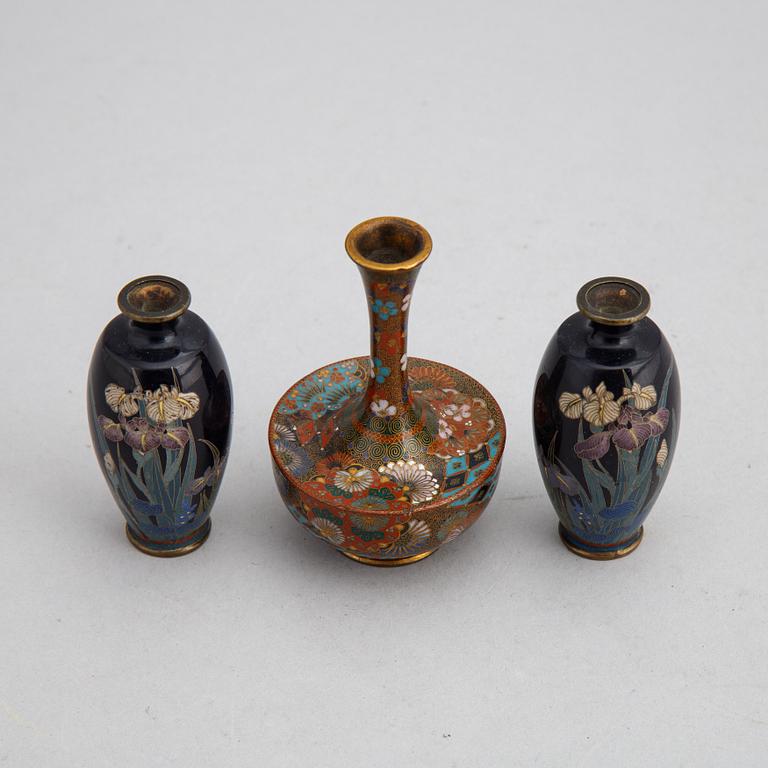 Minatyrvaser, cloisonné, tre stycken (2+1), Japan, Meiji (1868-1912).