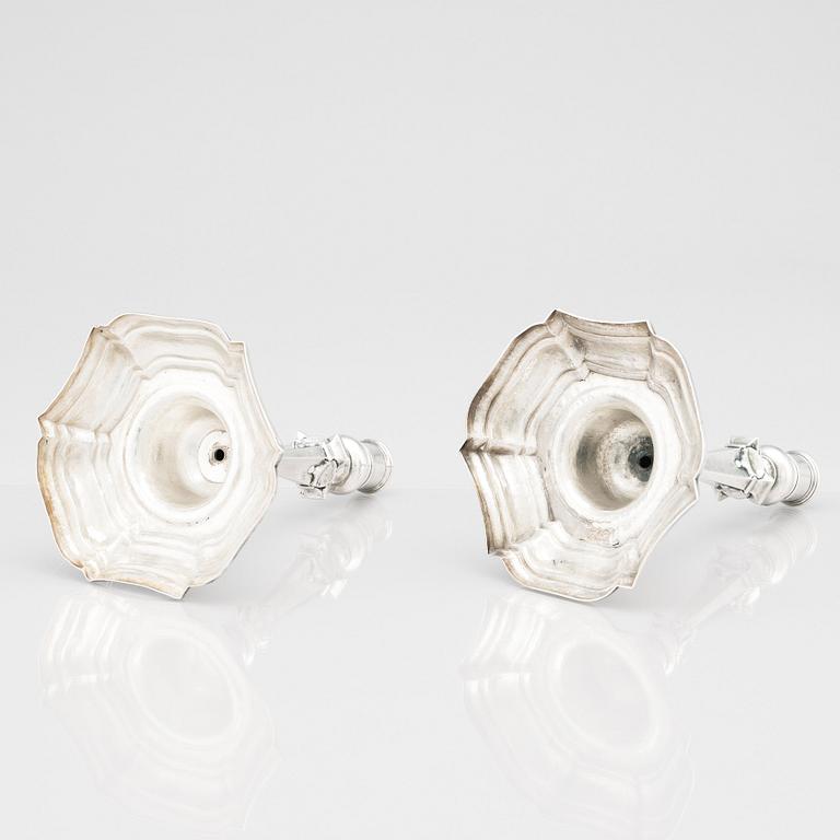 Petter Lund, ljusstakar, silver, ett par, Stockholm 1758. Senbarock.