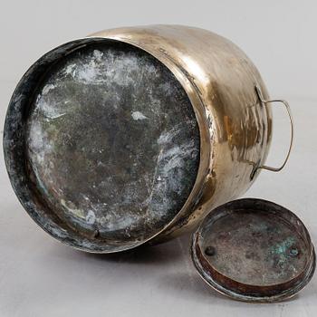 AN 18TH CENTURY WATER BRASS CONTAINER.