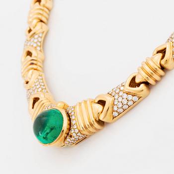 Bulgari collier med en cabochonslipad smaragd 12.51 ct enligt gravyr samt runda briljantslipade diamanter.