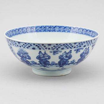 A blue and white bowl, Qing dynasty, 18th Century.