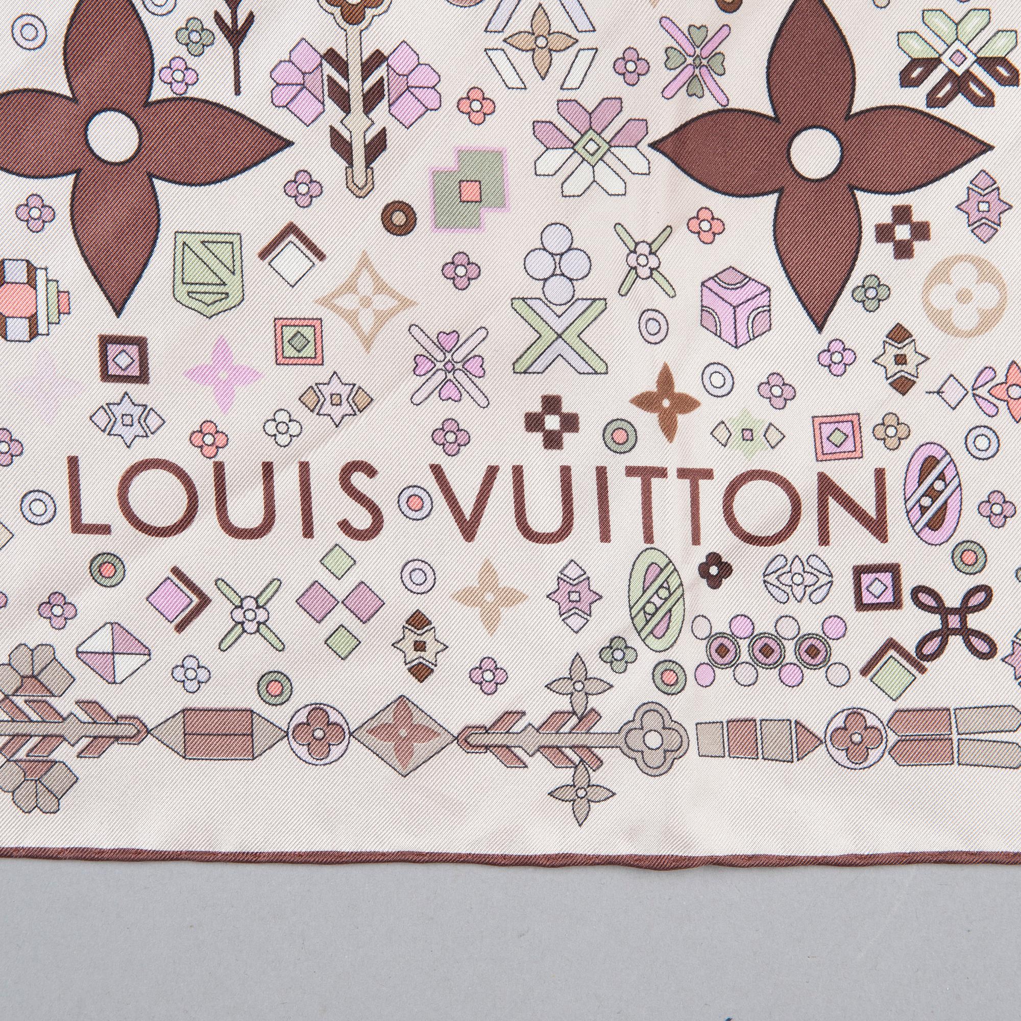 SCARF, Louis Vuitton.