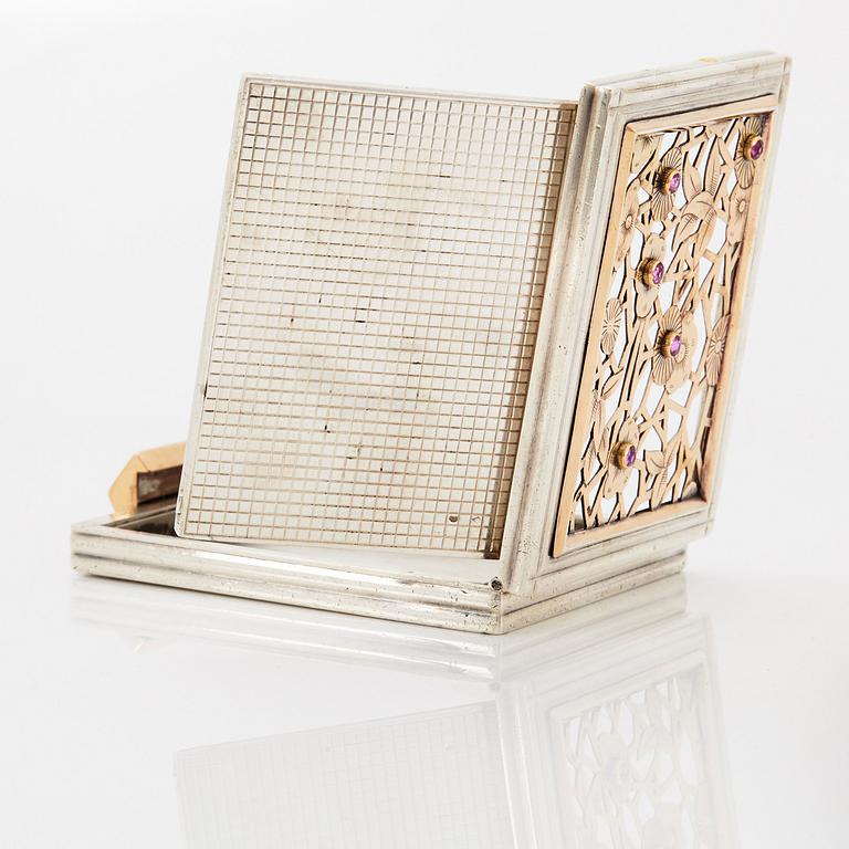 Boucheron puderdosa silver med fasettslipade rubiner.