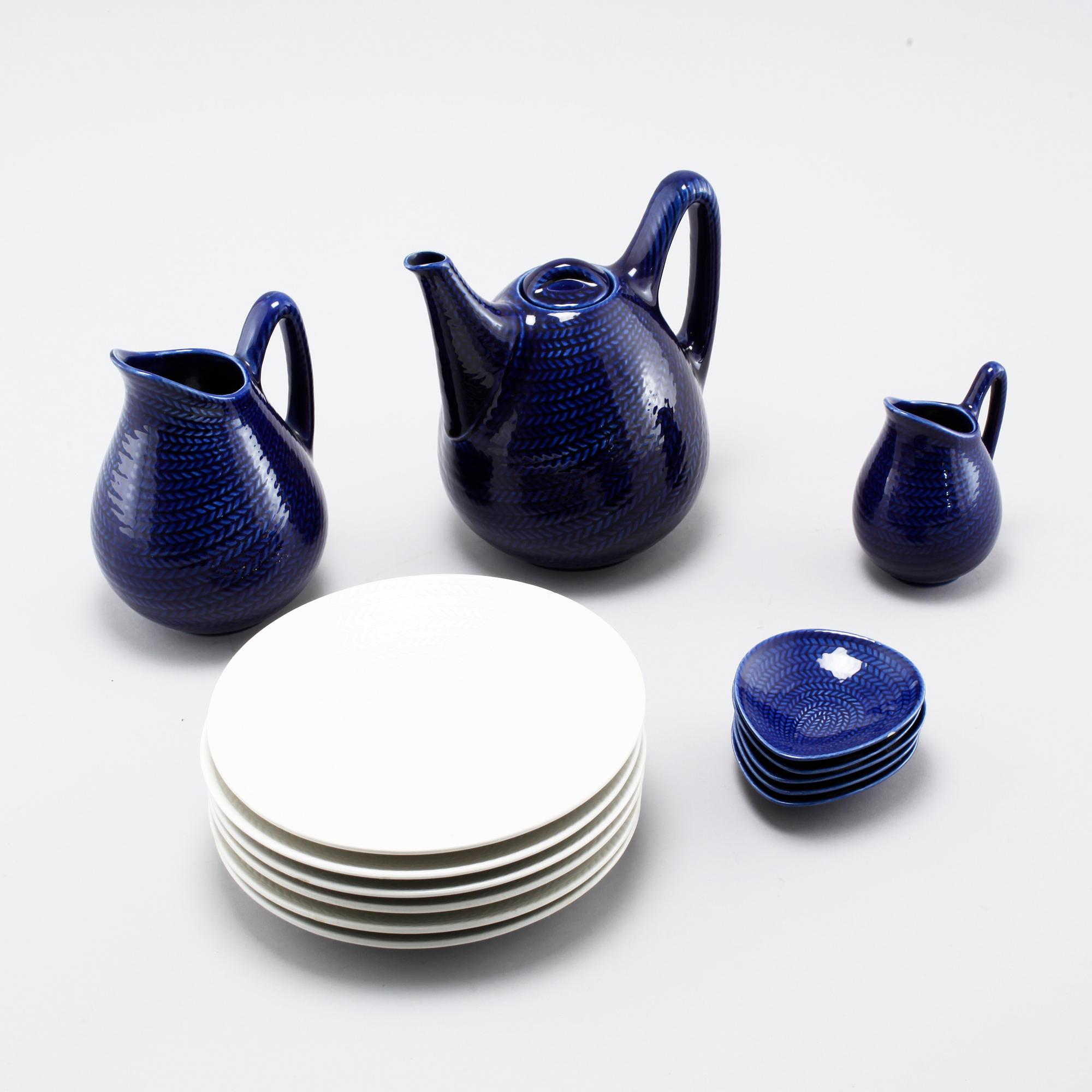 SERVISDELAR, 14 st, porslin, "Blå eld", Hertha Bengtsson, Rörstrand, i produktion 1951-71.