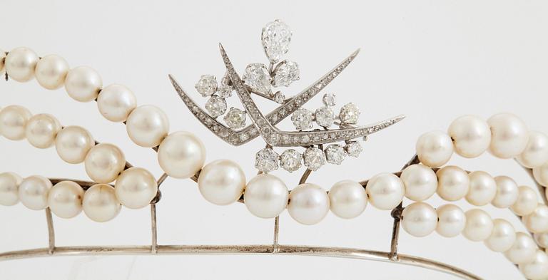 Diadem odlade pärlor samt avtagbar WA Bolin brosch med gammalslipade diamanter.