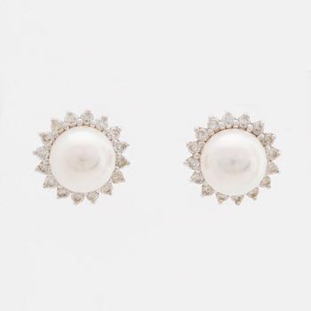 EARRINGS 18K whitegold w2 clutured pearls approx 8,5 mm and brilliant-cut diamonds approx 0,50 ct in total.