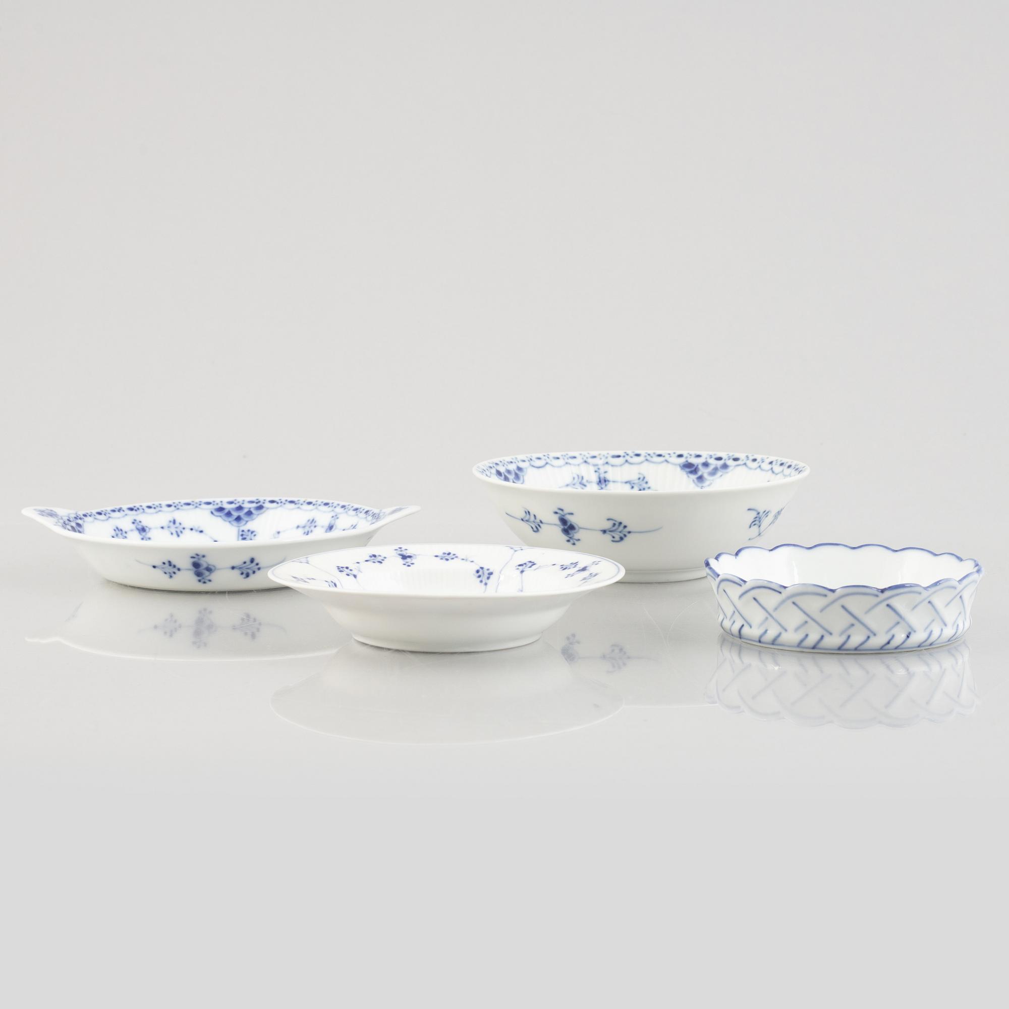 Skålar, fyra stycken, porslin, Royal Copenhagen, "Musselmalet", samt stearinljus, 1893-1900 och senare.