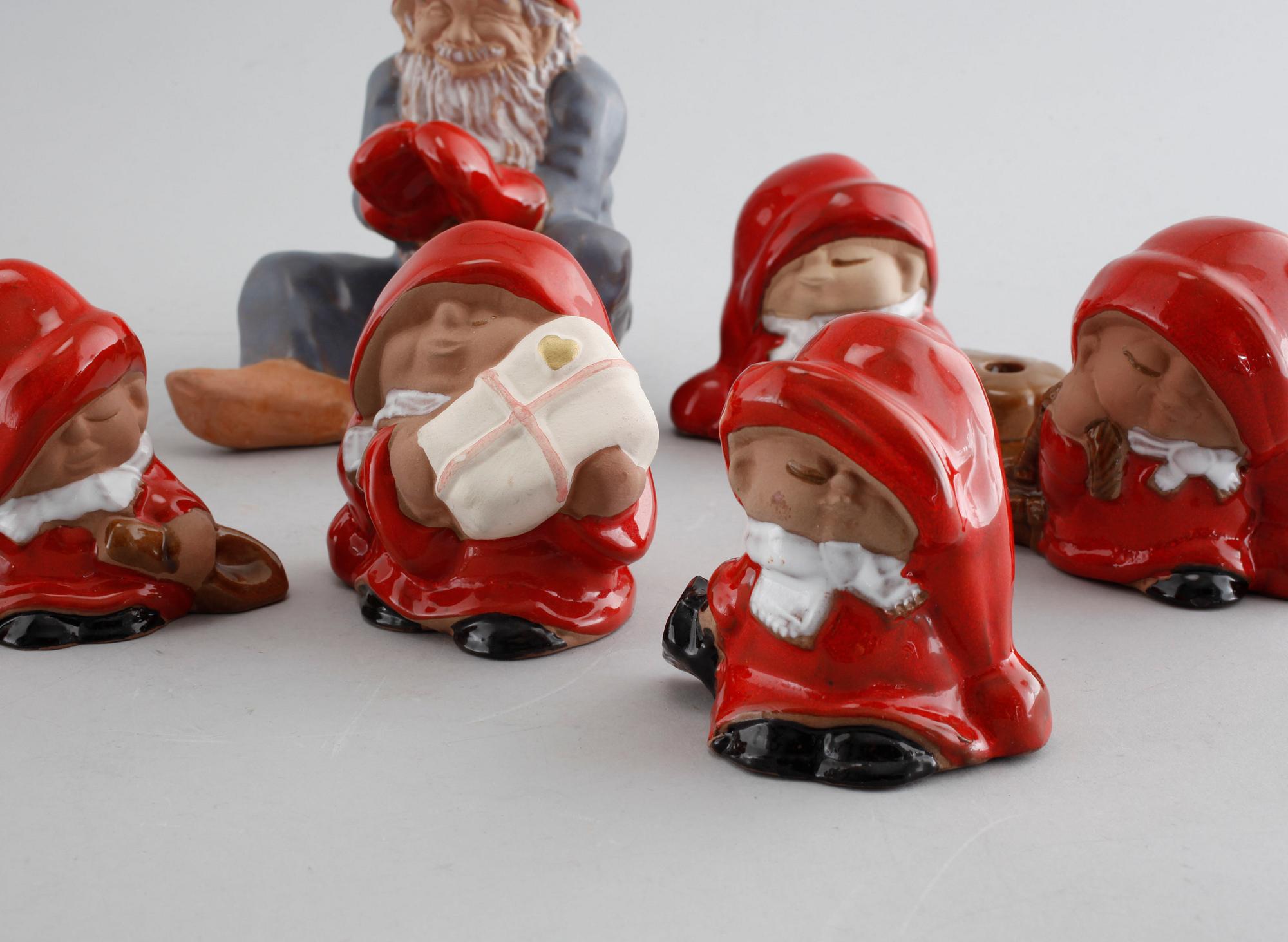FIGURINER, 9 st, lergods, Ewa Jarenskog, Jie, Gantofta, omkring år 2000.