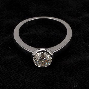 RING, vitguld 18K, briljantslipad diamant 1,01 ct. Vikt 6,27 g.