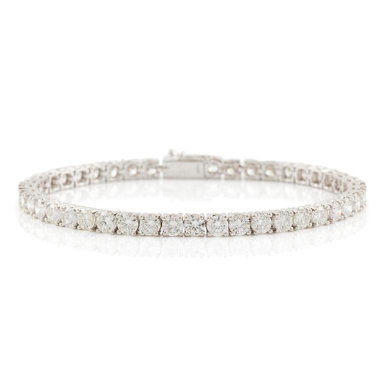 An 18K white gold tennis bracelet set with round brilliant-cut diamonds.