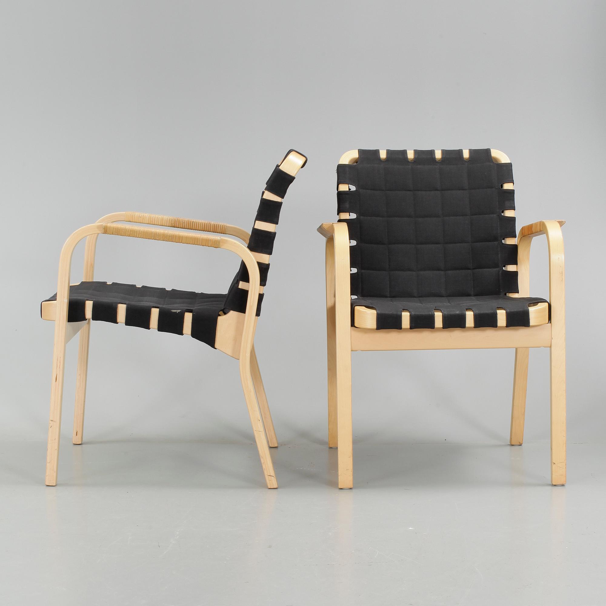 KARMSTOLAR, 2 st, modell 45, Alvar Aalto, Artek. Modellen formgiven 1947.