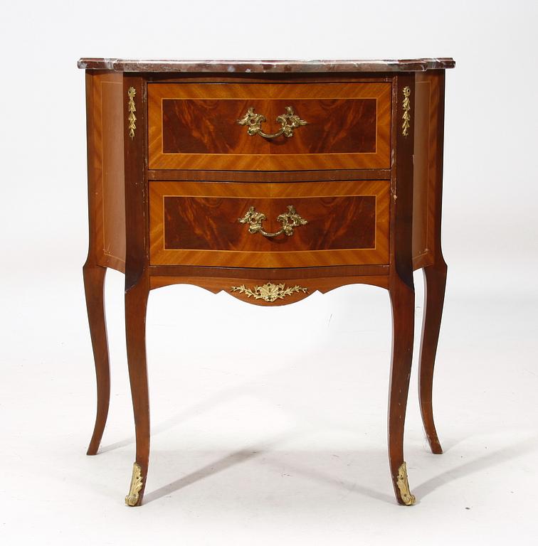 BYRÅ, gustaviansk stil, 1900-tal.