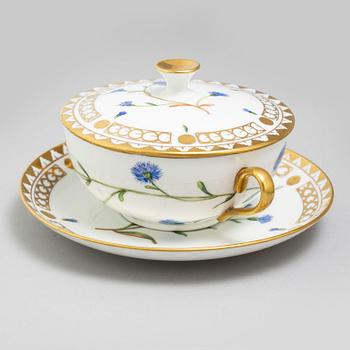 A set of 11 soup bowls with covers and stand, Bing & Gröndahl, Denmark, 20th Century. Hausmalerei.
