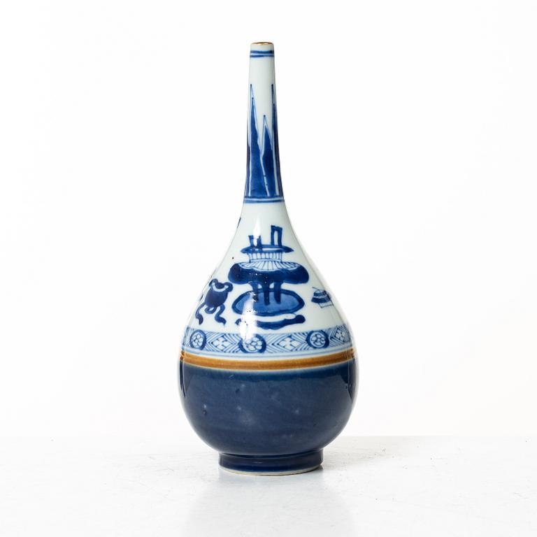 A Chinese blue and white porcelain vase / water sprinkler, Qing dynasty, Kangxi (1662-1722).