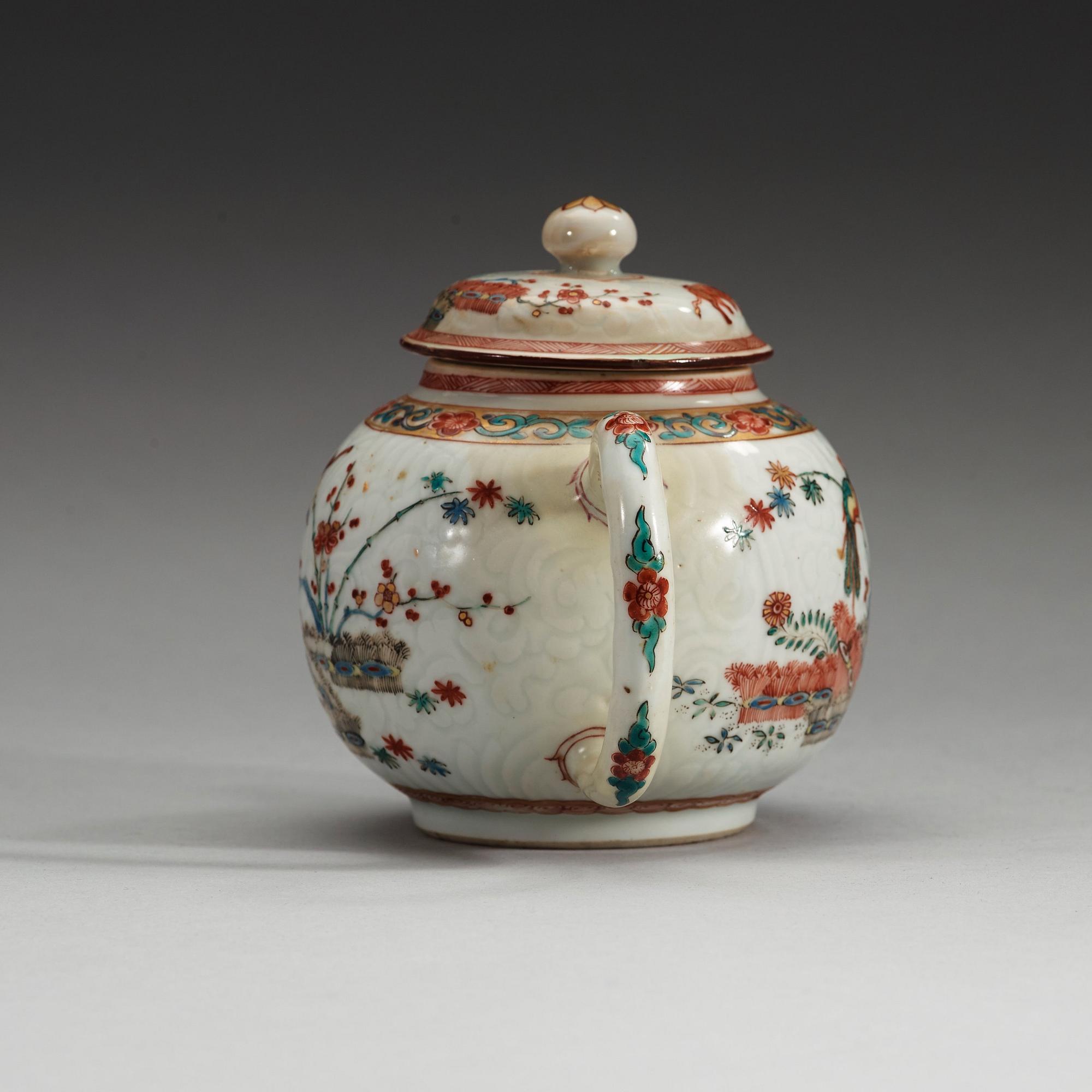 A famille verte kakiemon tea pot with cover, Qing dynasty, Kangxi (1662-1722).