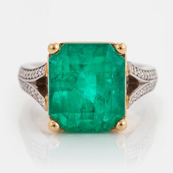 An 18K gold ring set with a Colombian emerald 8.10 cts.