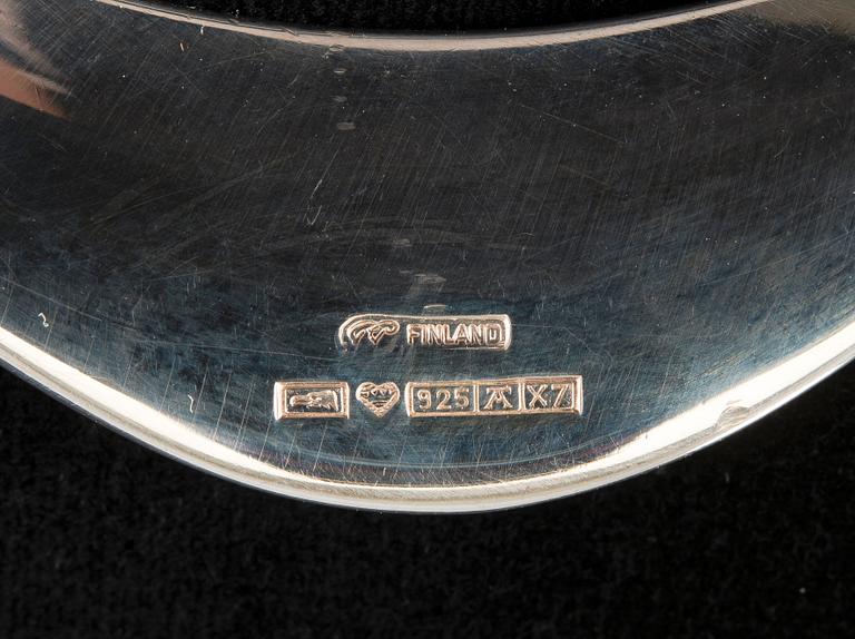 Pekka Piekäinen, HALSSMYCKE OCH ARMRING, silver, Auran Kultaseppä Åbo 1975. Vikt 120,5 g.