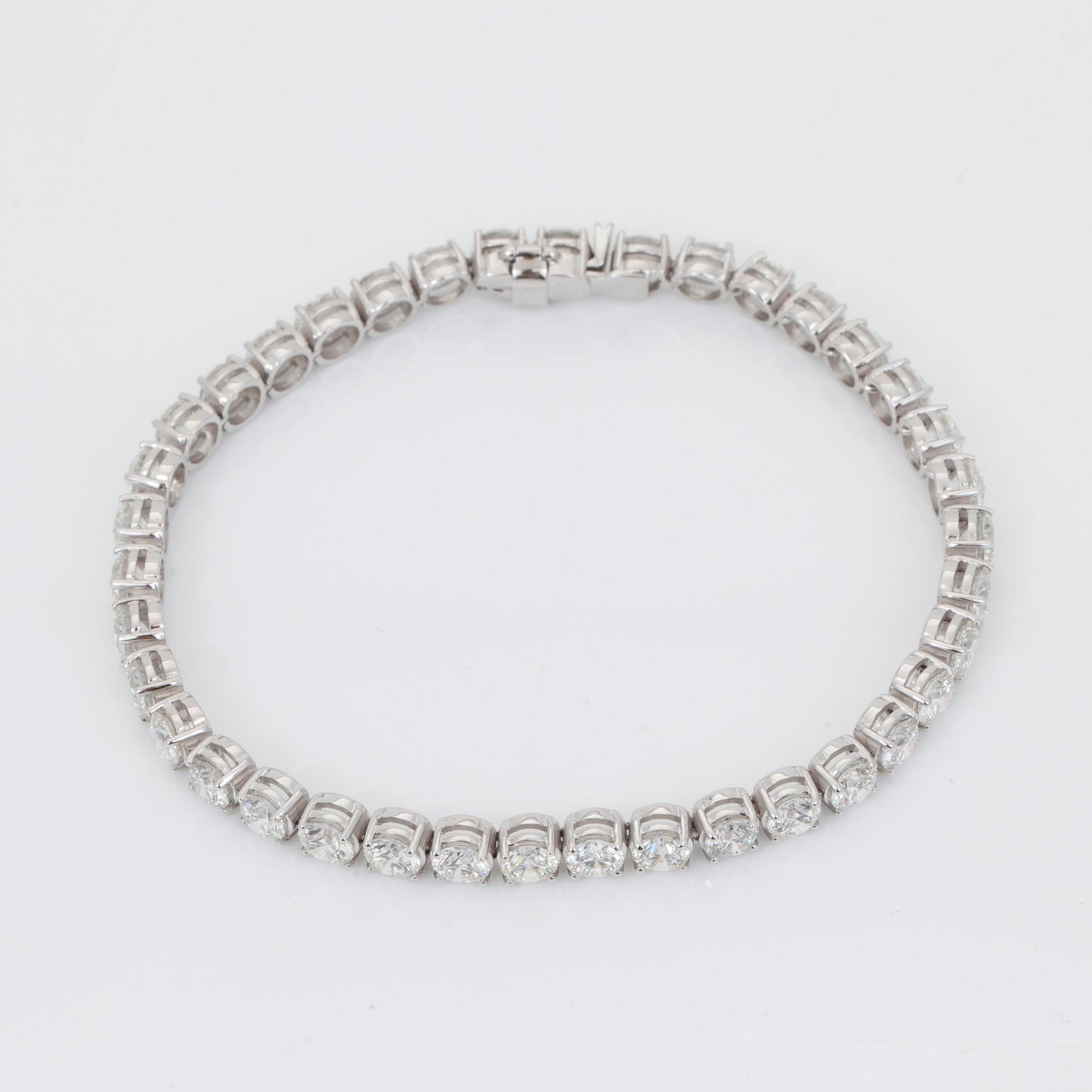 ARMBAND med briljantslipade diamanter totalt 11.73 ct. Kvalitet F-H/SI2 enligt certifikat från IGI.