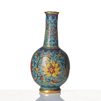 Vas, cloisonné. Qingdynastin, med Qianlongs märke och period (1736-95).