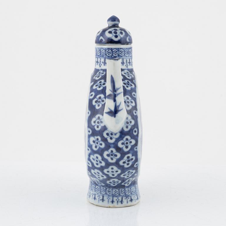 A blue and white tea pot, Qing dynasty, China, 19th century.