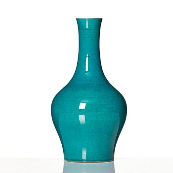 A turquoise glazed vase, Qing dynasty, 19th Century.