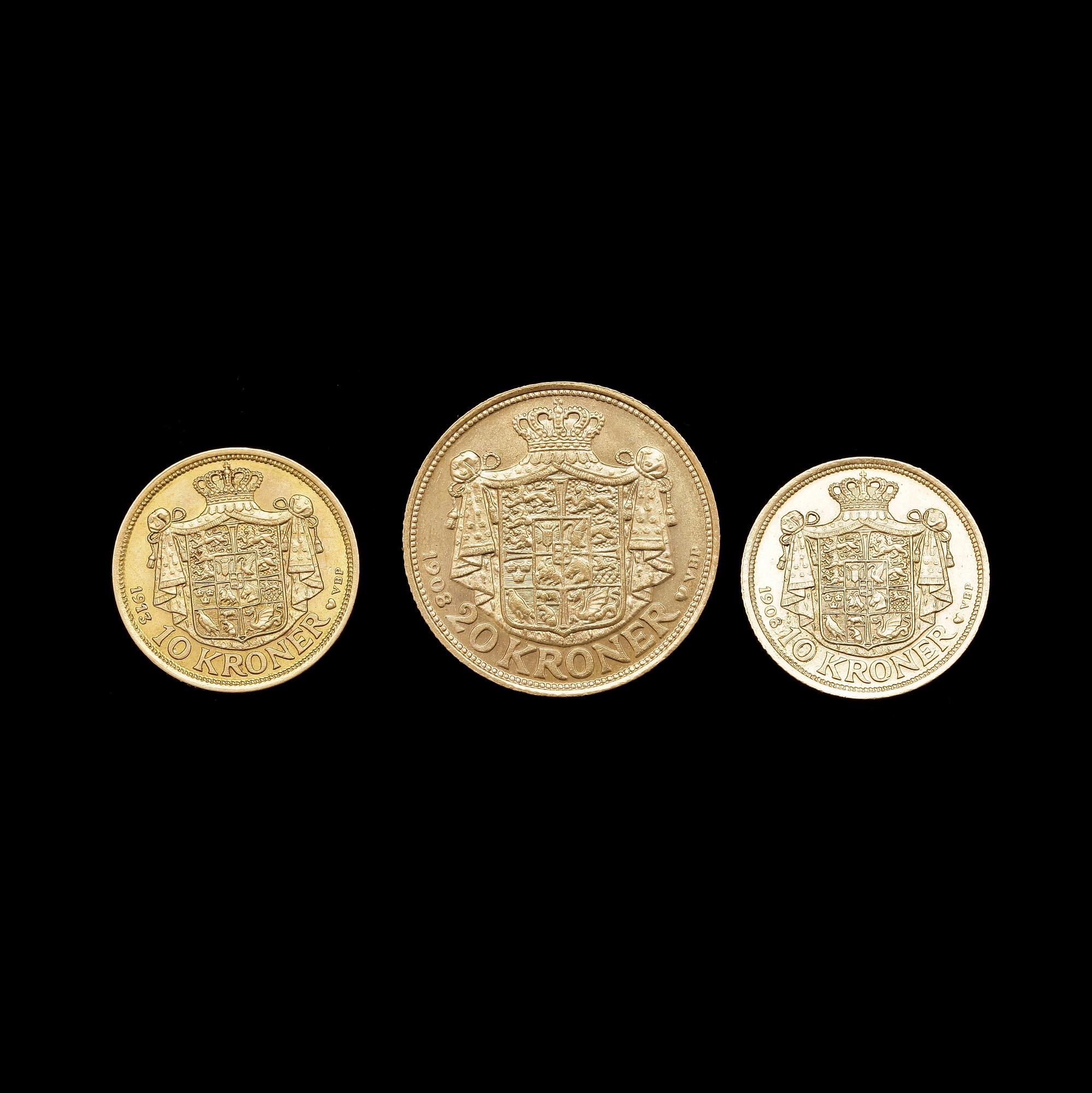 MYNT, 3 st, guld, 10 resp 20 kroner, Danmark 1908 resp 1913. Totalvikt ca 18 gram.