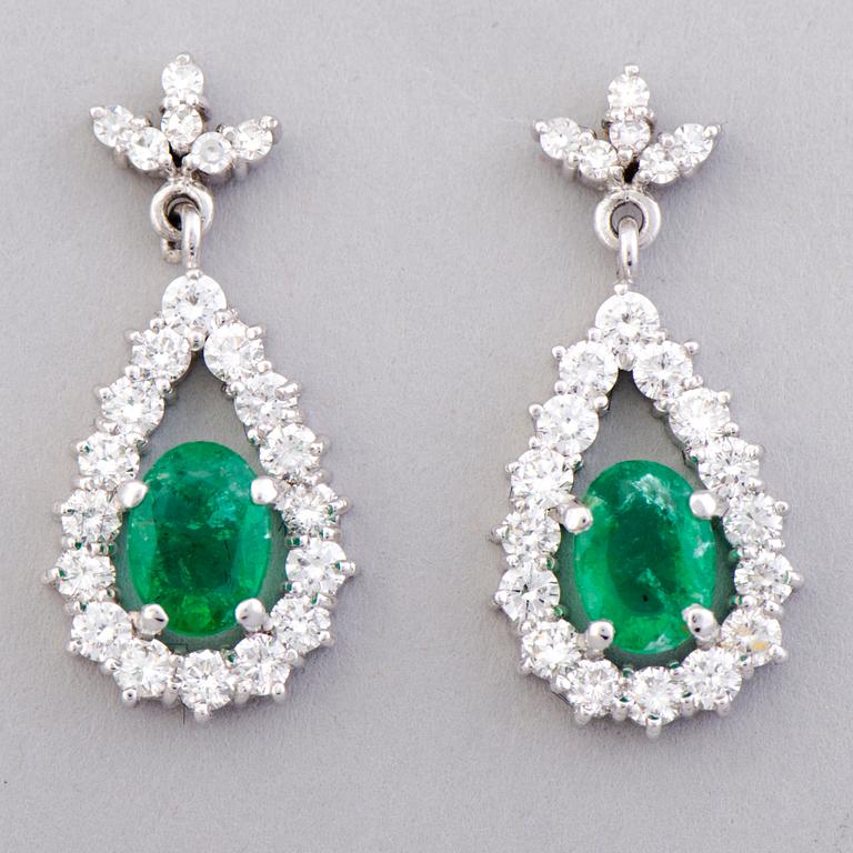 A NECKLACE, EARRINGS and RING, facetted emeralds, brilliant cut diamonds, 18K gold. Tillander 1984.