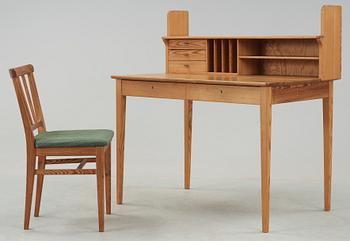 SKRIVBORD med UPPSATS samt STOL, bl. a "Fryklund", Carl Malmsten. Modellen formgiven 1948.