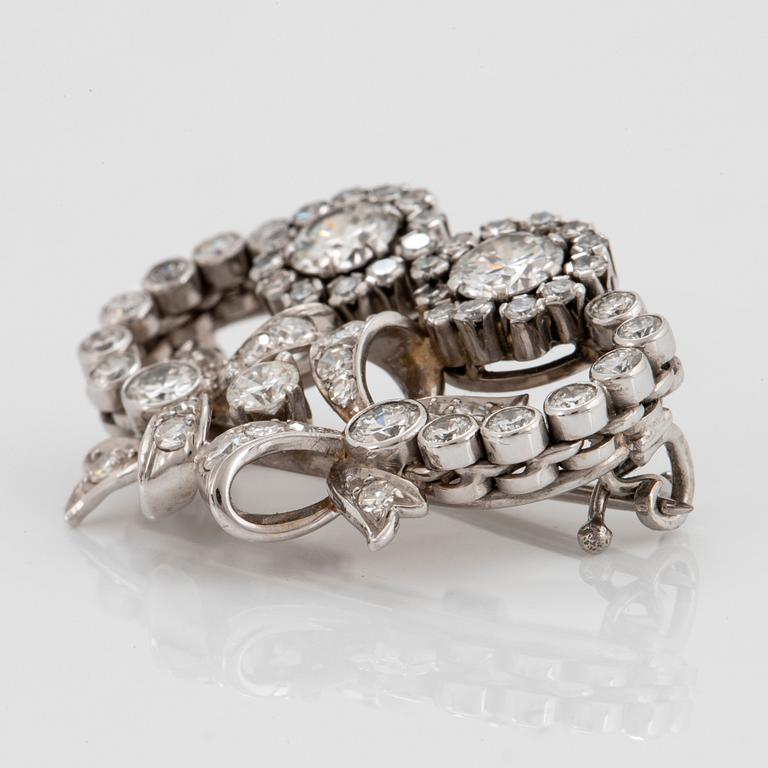 Brosch 18K vitguld med runda briljant- och åttkantslipade diamanter.