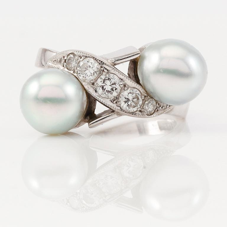 RING, 18K vitguld, två odlade pärlor och briljantslipade diamanter, 0.46 ct VS, 1976.