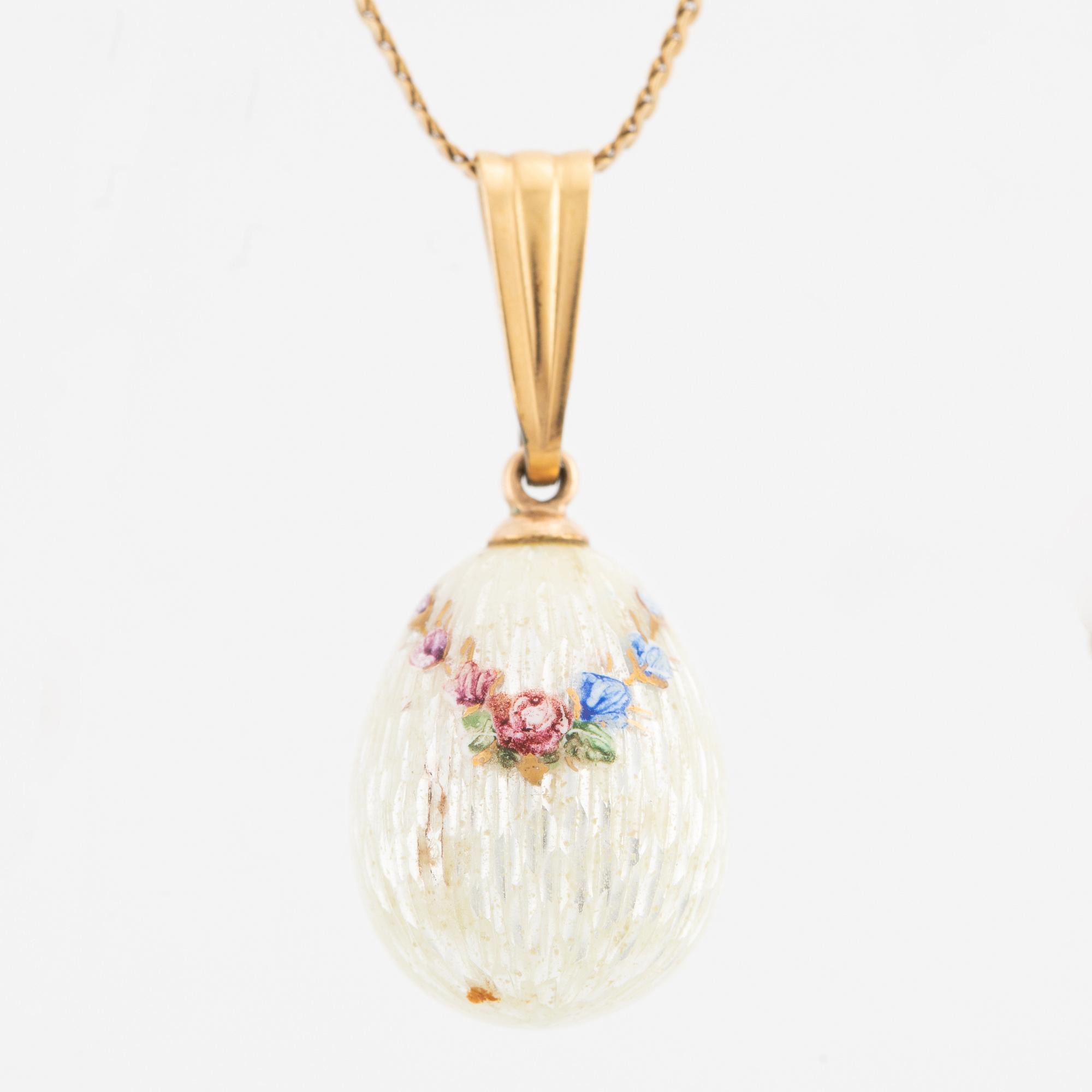Pendant, egg with enamel decoration of roses, with chain.
