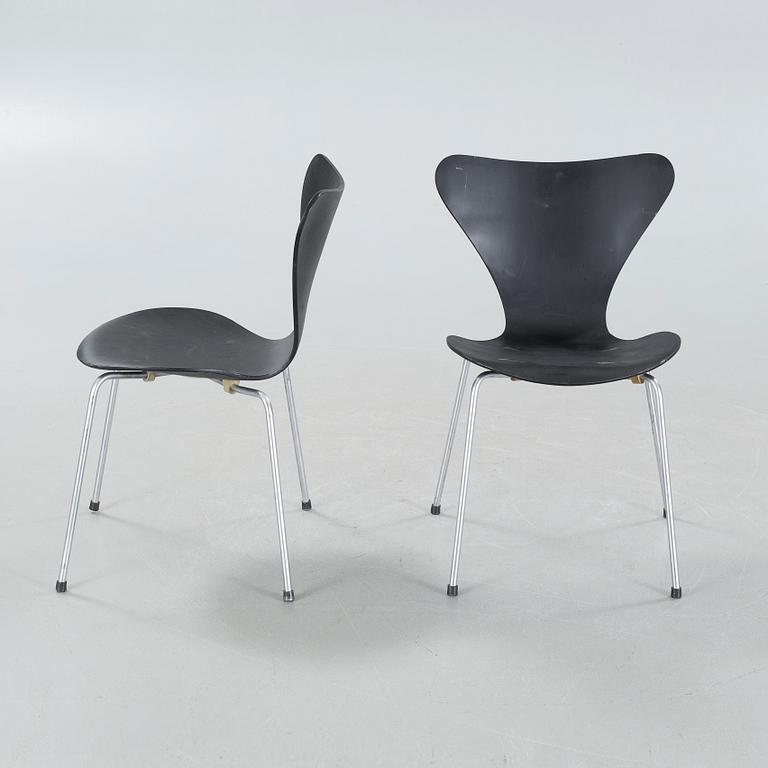 Four circa mid 20th century "Sjuan" chairs by Arne Jacobsen for Fritz Hansen.