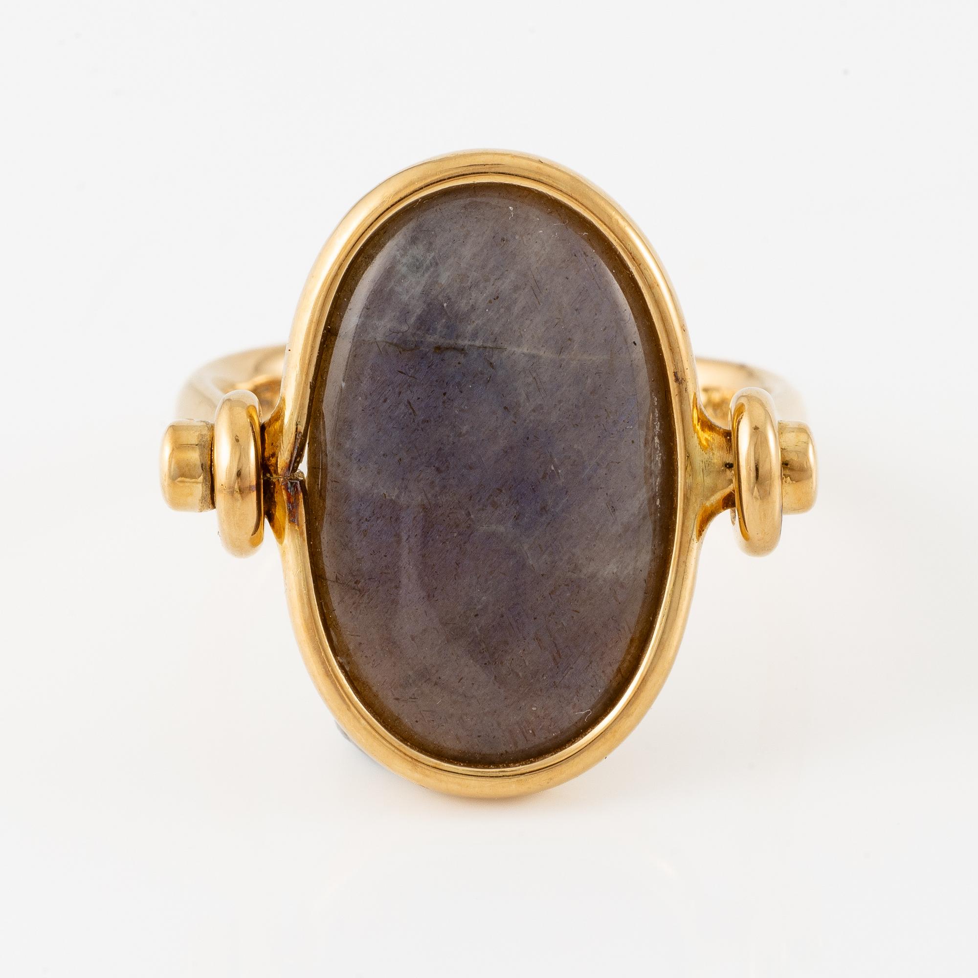 Vivianna Torun Bülow-Hübe, ring, 18K guld med labradorit och pärlemor, för Georg Jensen.