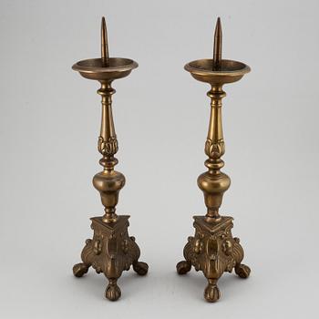 LJUSSTAKAR, ett par, brons, 1600-/1700-tal.