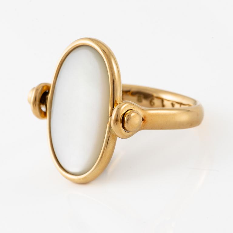 Vivianna Torun Bülow-Hübe, ring, 18K guld med labradorit och pärlemor, för Georg Jensen.