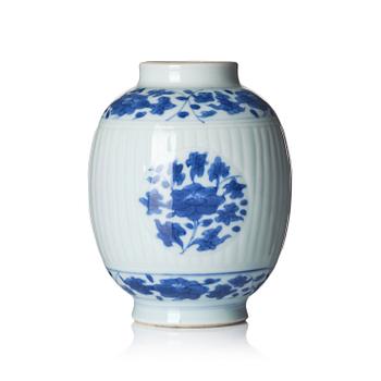 1349. A blue and white tea caddy, Qing dynasty, Kangxi (1662-1722).