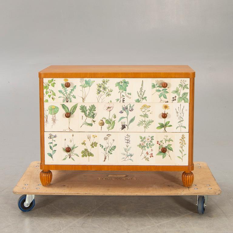 A 1940s elm chest of drawers.