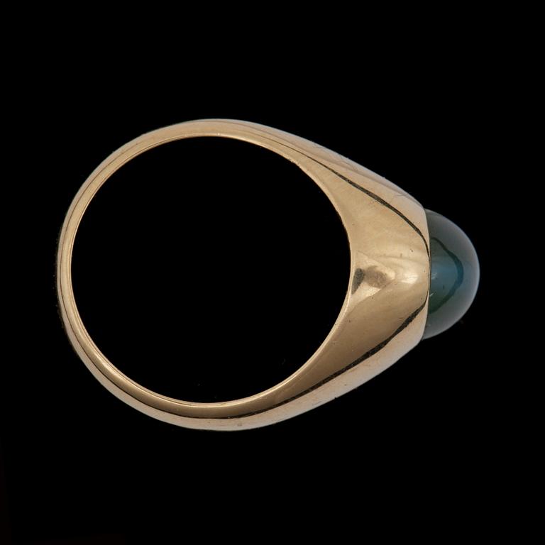 RING med cabochonslipad krysoberyllkattöga ca 9.61 ct.