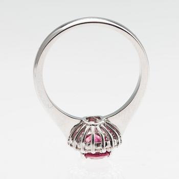 SORMUS, 14K valkokultaa, rosa safiiri 1.70 ct. Briljanttihiottuja timantteja 0.30 ct. Paino 5,4 g.