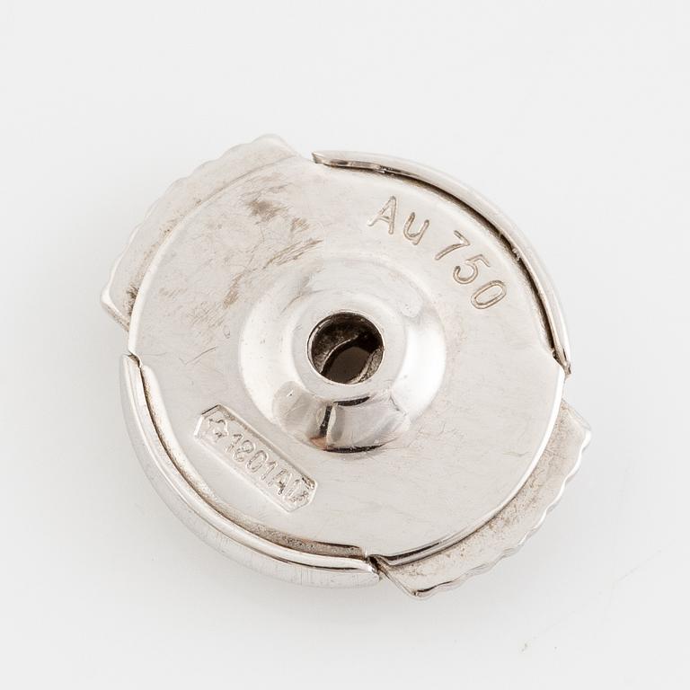 A pair of earrings in 18K gold set with round brilliant-cut diamonds.